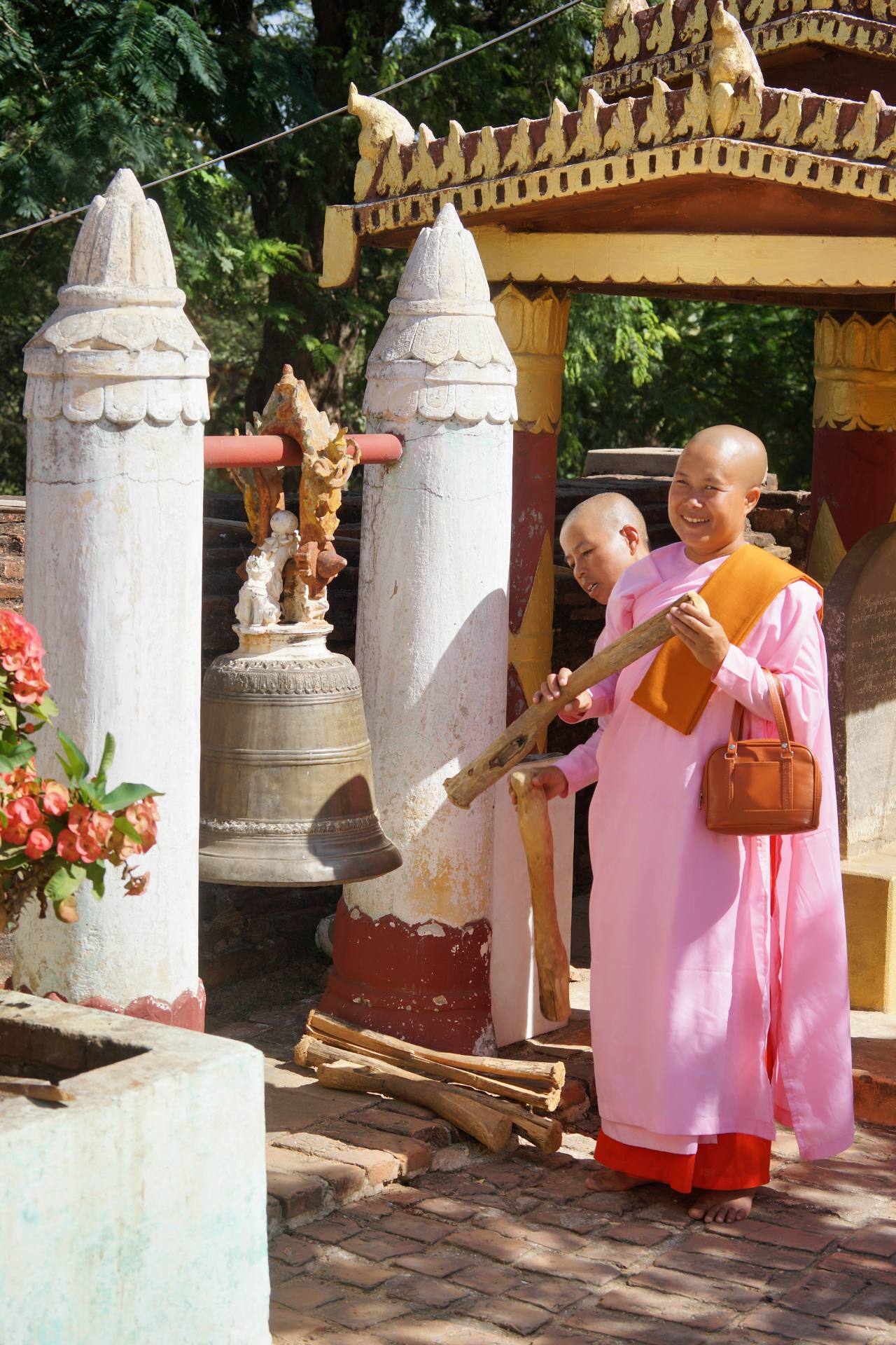 Buddhistische "Nonnen" in der Loka Nanda Pagode von Neu-Bagan